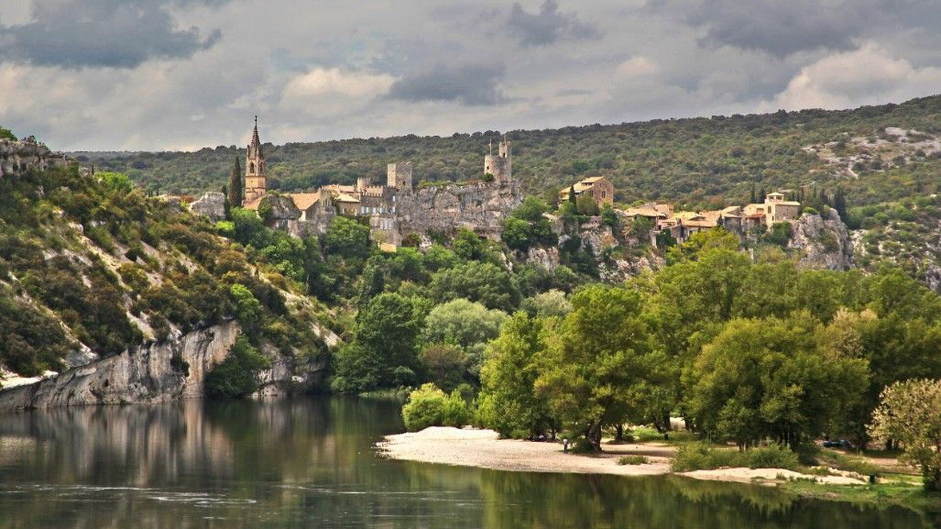 Aiguèze, village fortifié au-dessus de la sortie des gorges de l'Ardèche
