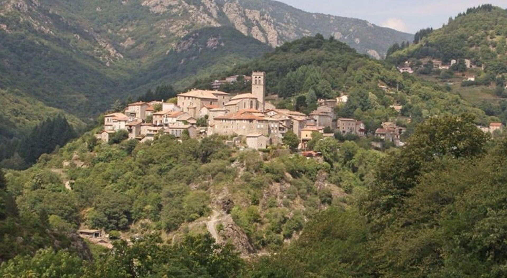 Antraigues-sur-Volane, village perché sur un piton basaltique