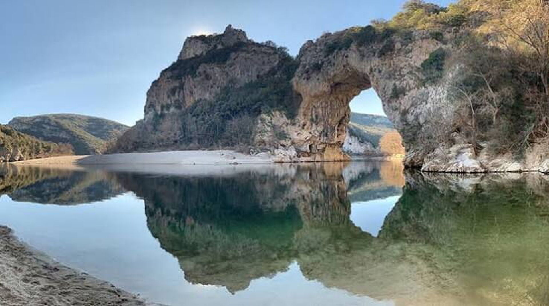 L'arche naturelle du Pont d'Arc enjambant l'Ardèche