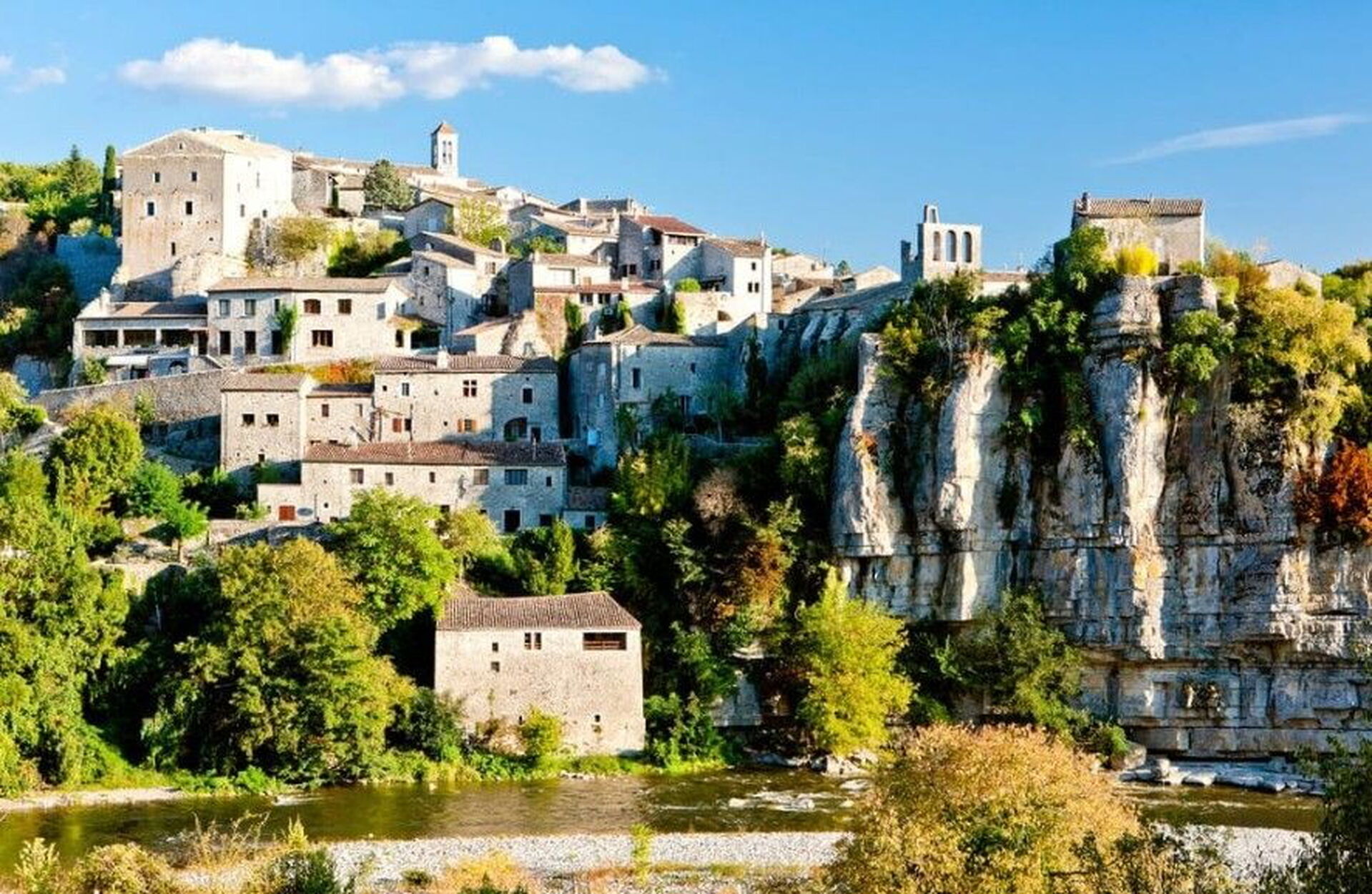 Balazuc, l'un des plus beaux villages d'Ardèche, perché au-dessus de la rivière