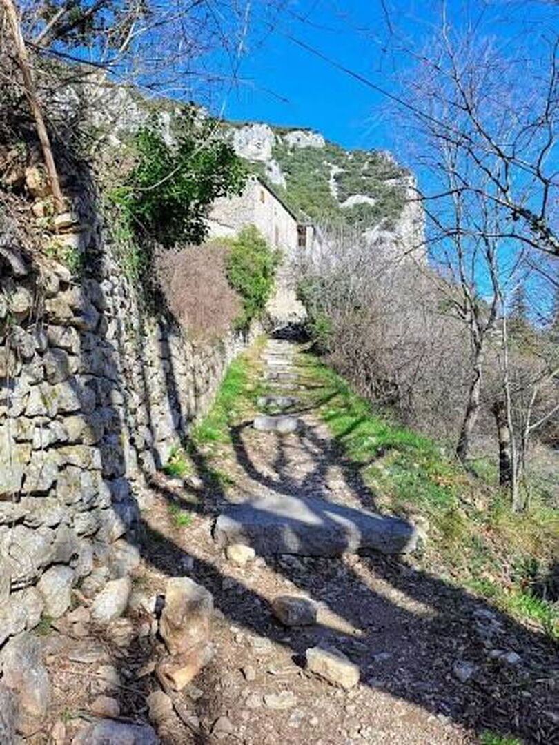 Le chemin d'accès à Châmes dans les gorges de l'Ardèche