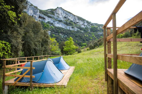 Le bivouac de Gournier au pied d'une falaise, gorges de l'Ardèche