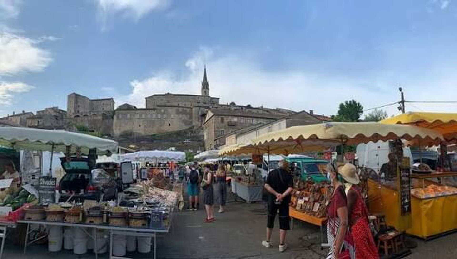 Marché de Joyeuse sous les arcades, Ardèche