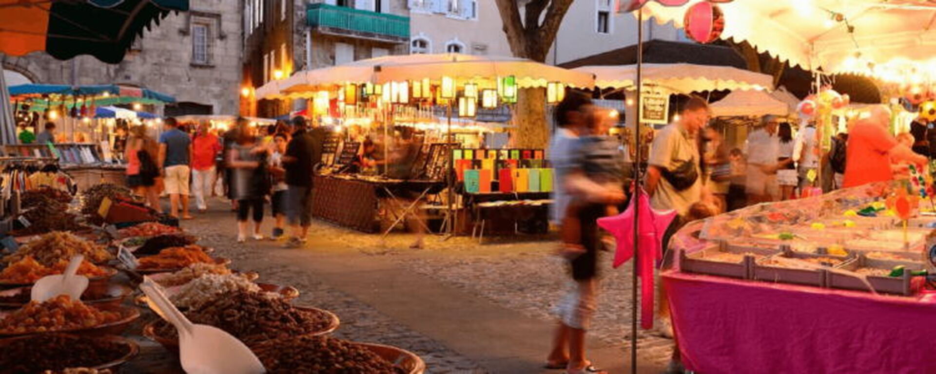 Marché nocturne de Vallon-Pont-d'Arc en soirée d'été