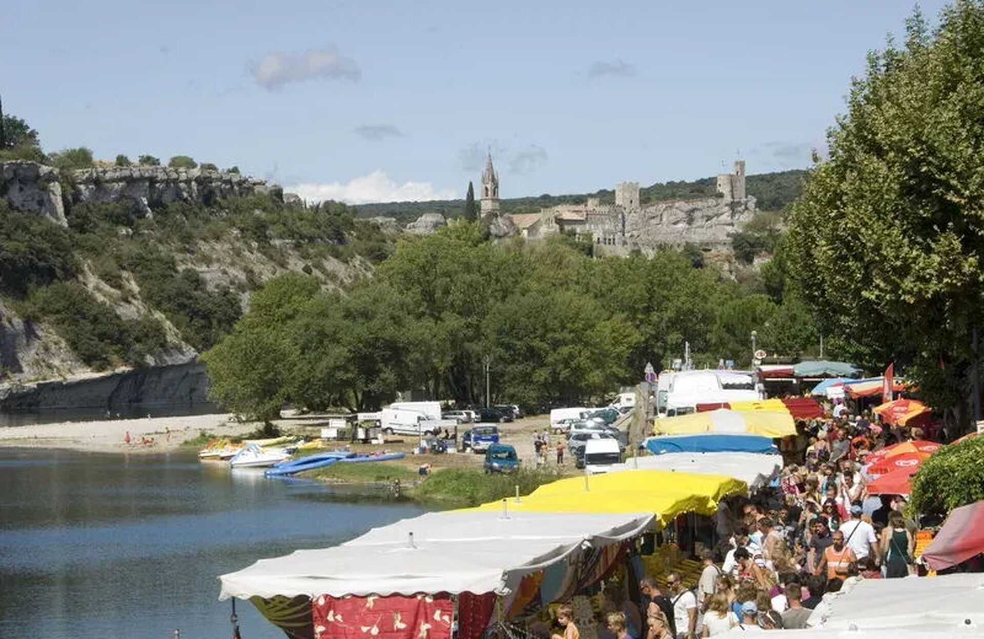 Marché de Saint-Martin-d'Ardèche au bord de la rivière