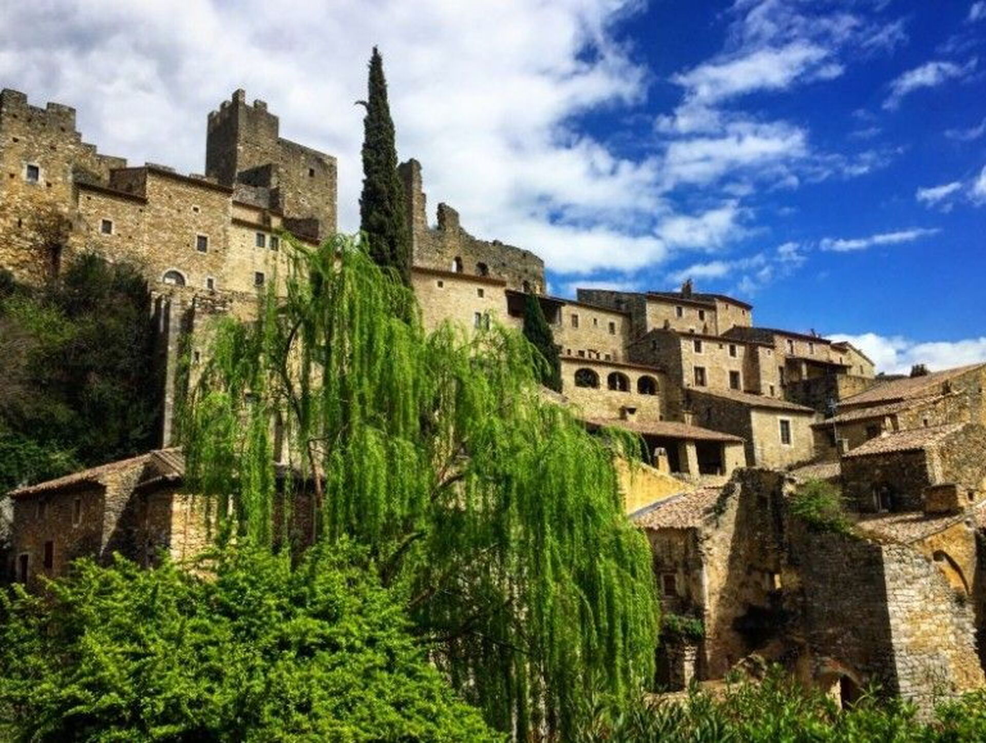 Saint-Montan, village médiéval restauré dominé par les ruines de son château
