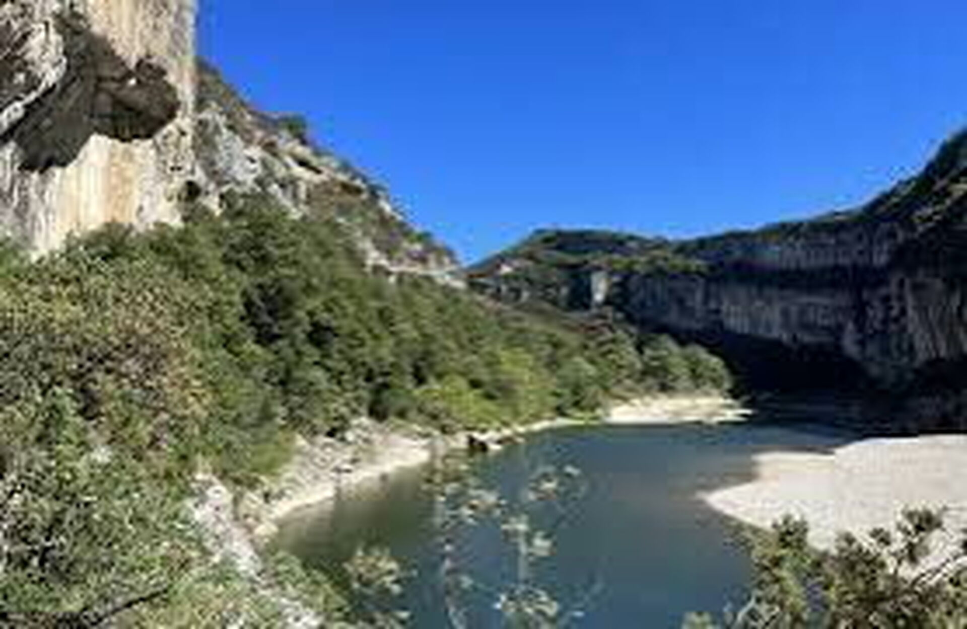 Se baigner à Châmes dans une eau calme