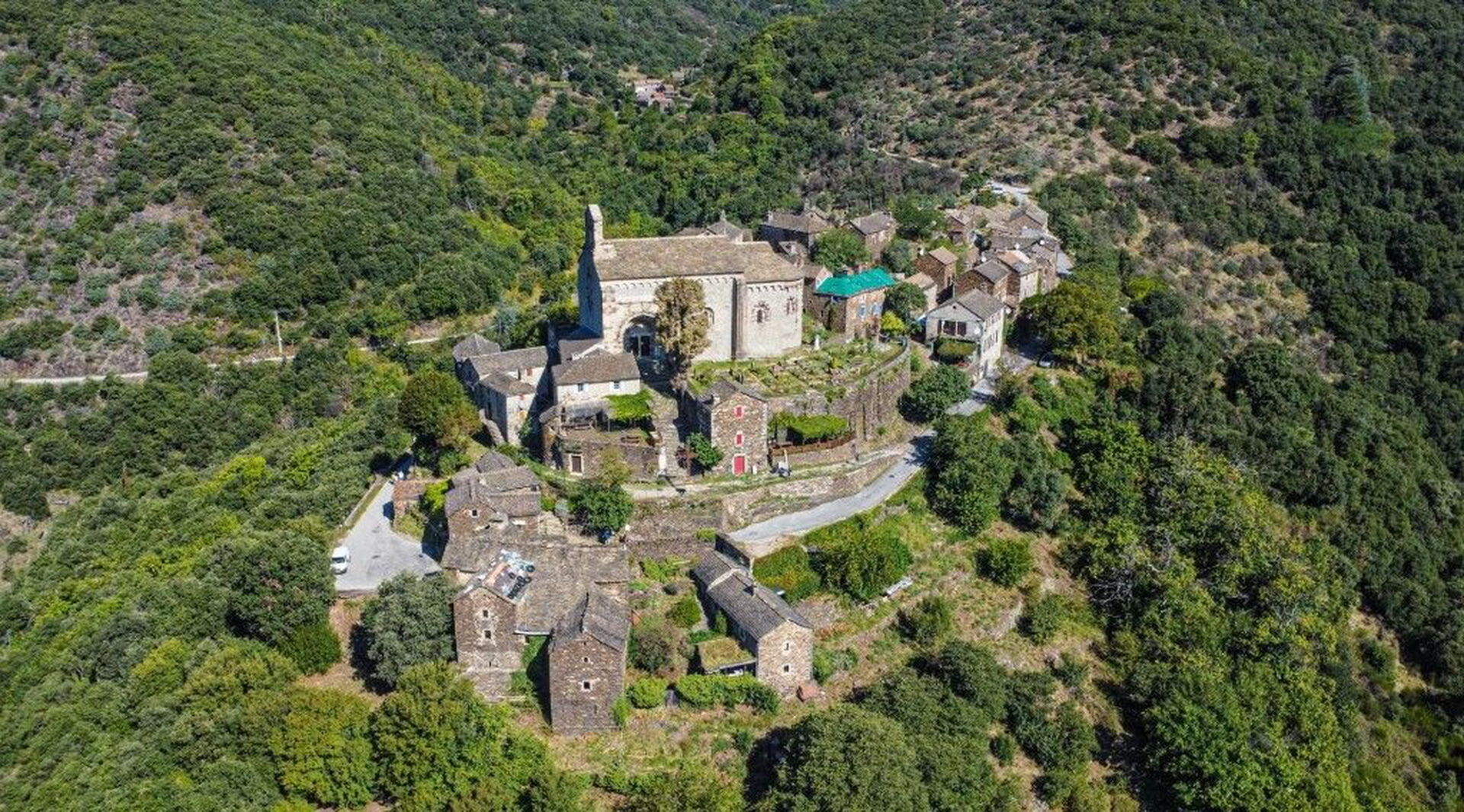 Thines, village perché isolé et son église romane