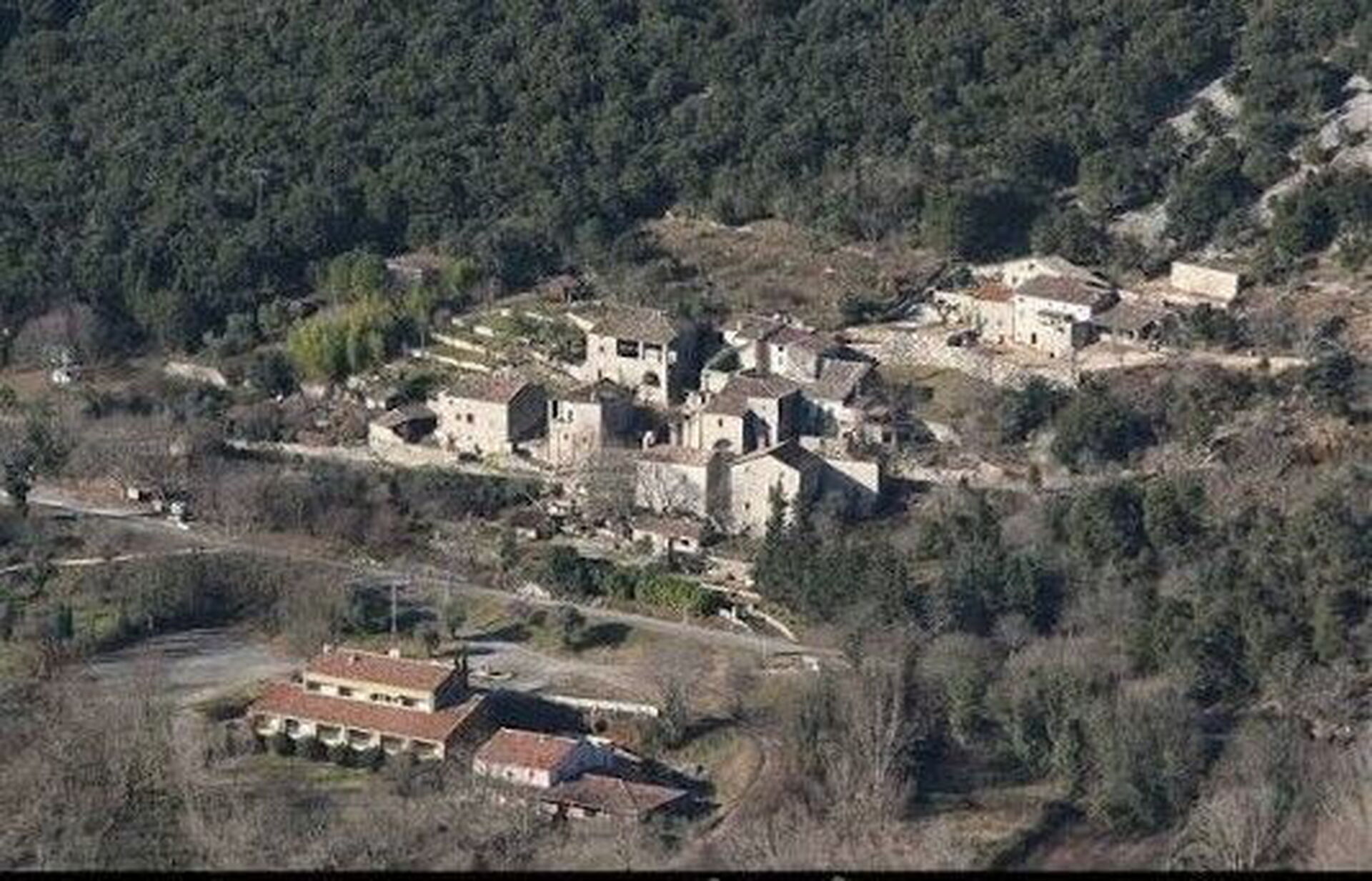 Le hameau de Châmes au cœur des gorges de l'Ardèche