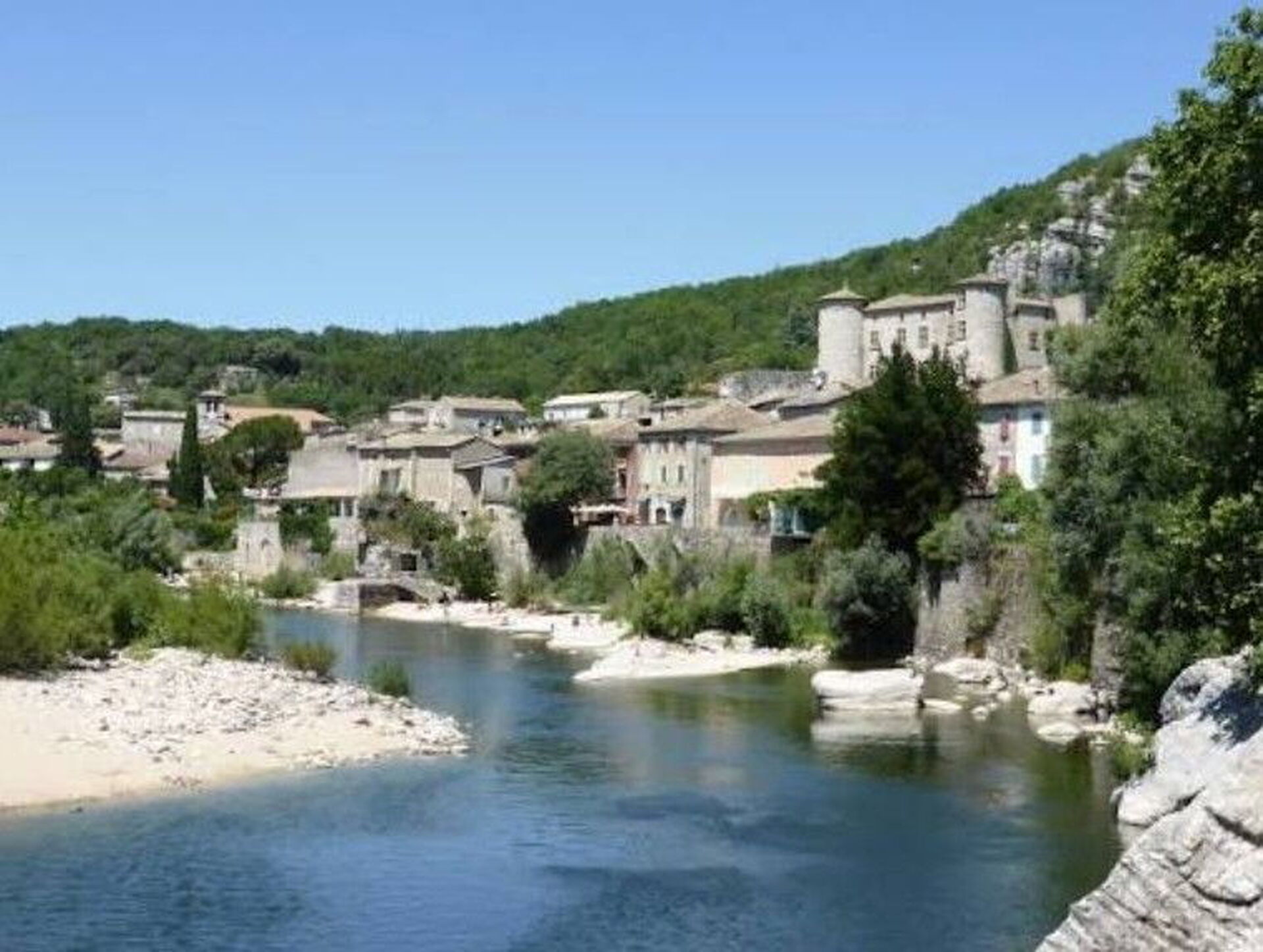 Vogüé et son château au-dessus de l'Ardèche