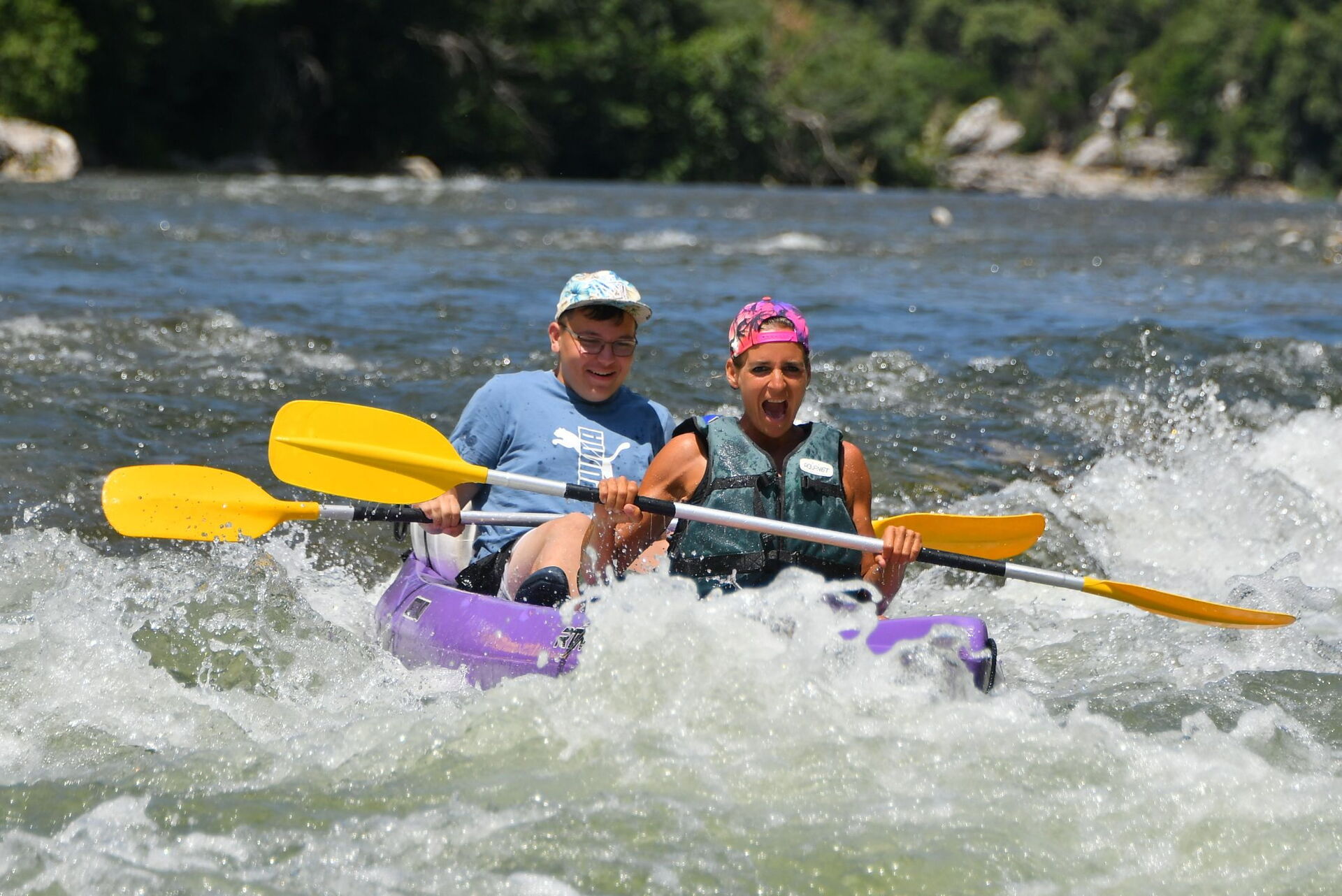 Un couple passe un rapide en canoë dans les gorges de l'Ardèche