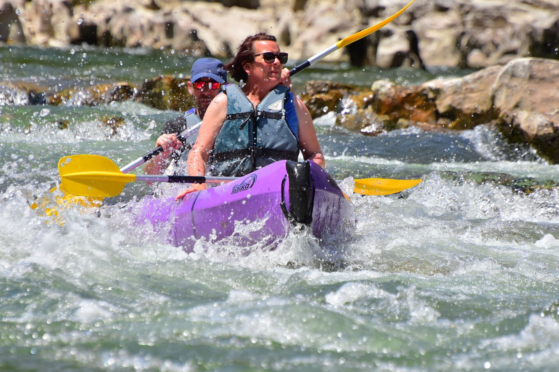 Deux pagayeurs franchissent un rapide en canoë sur l'Ardèche