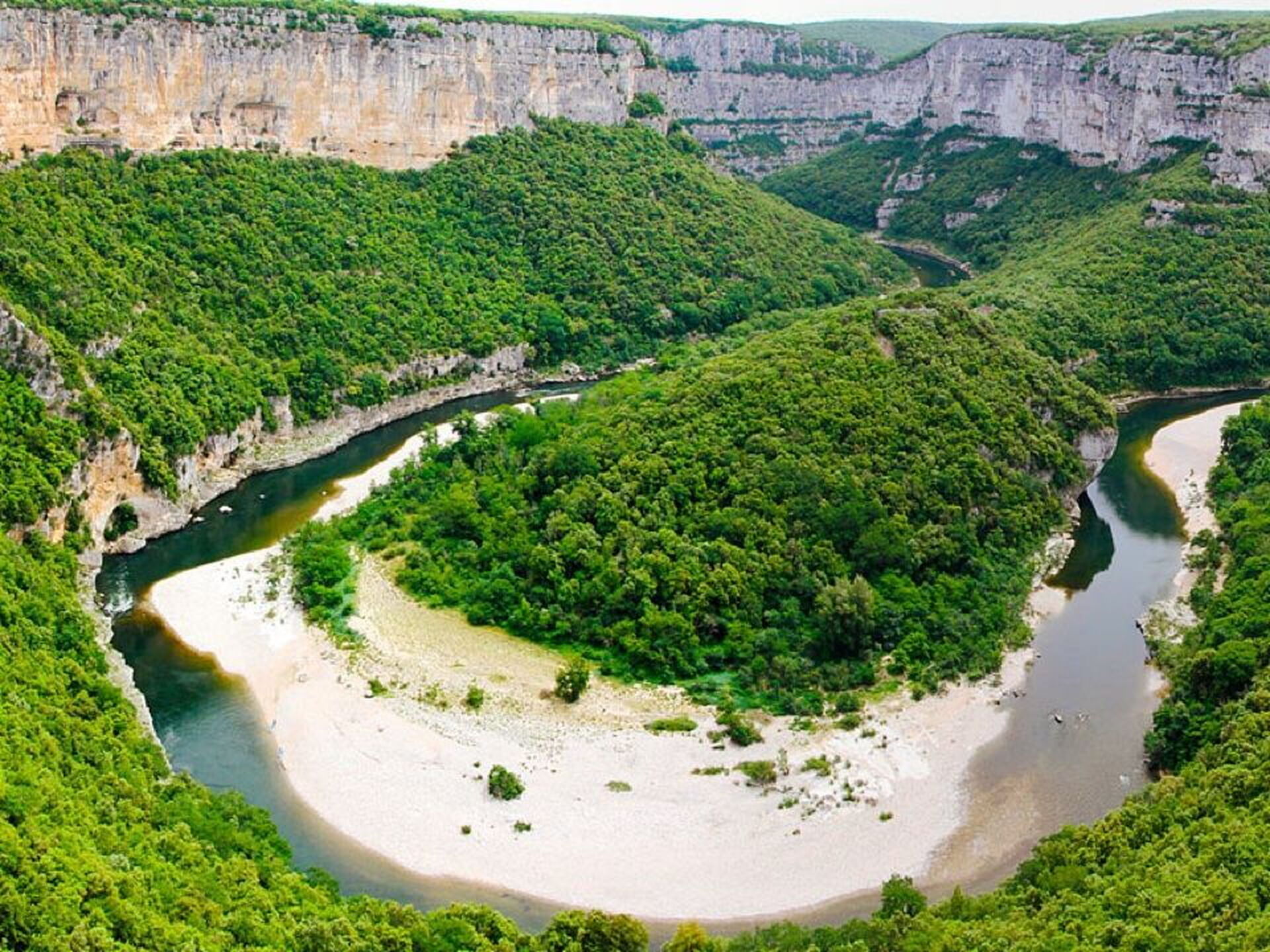 Une plage de galets déserte dans les gorges de l'Ardèche
