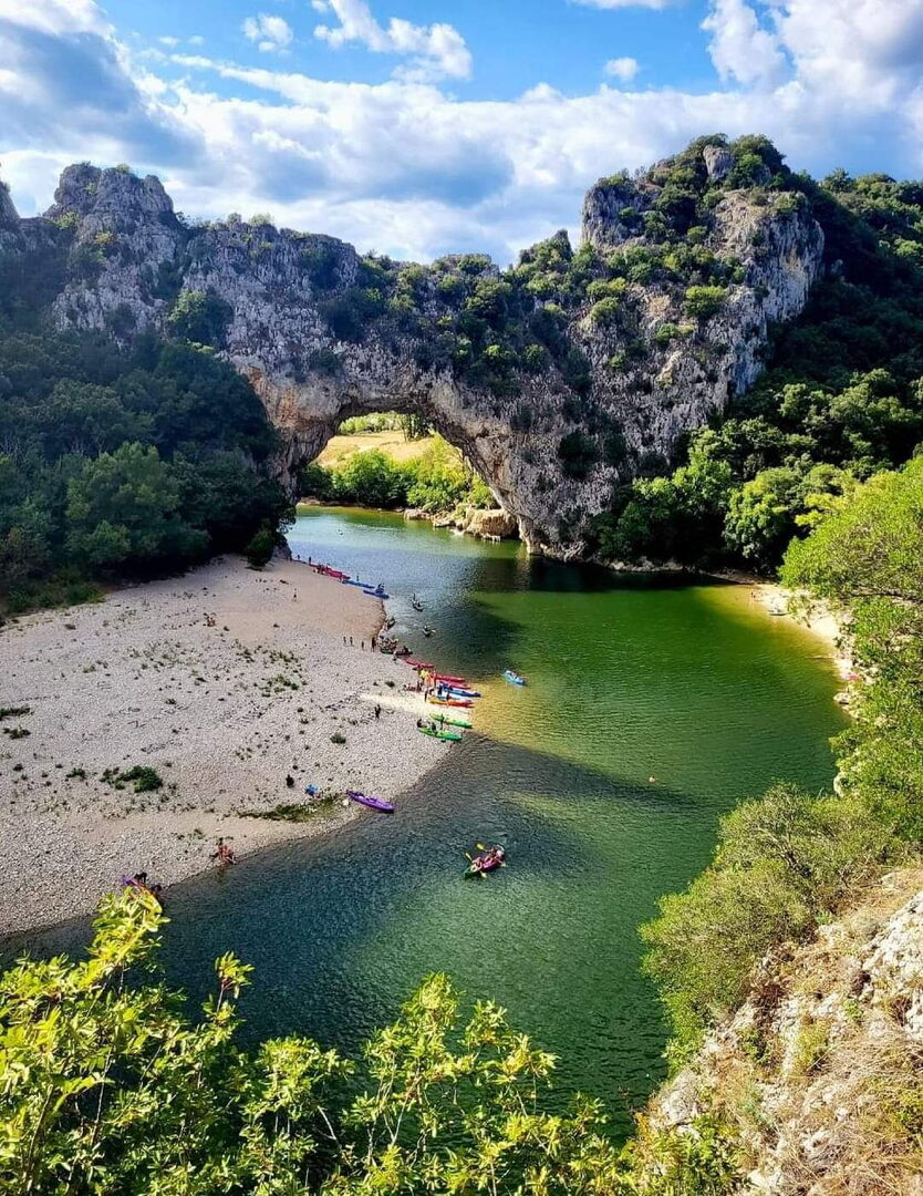 Le Pont d'Arc vu depuis la rivière, sur la descente de l'Ardèche en canoë